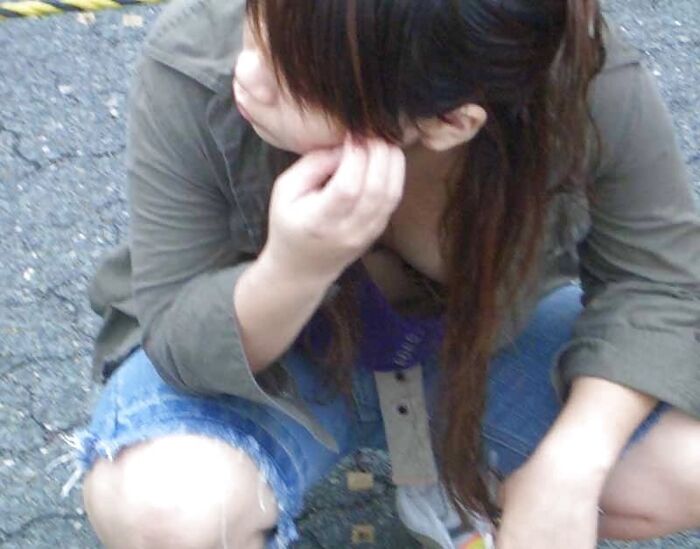 なんて無防備なおっぱい！？胸元からチラッと覗く谷間が色っぽい素人の胸チラ画像 15th image
