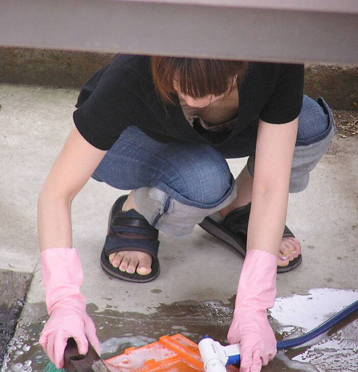 なんて無防備なおっぱい！？胸元からチラッと覗く谷間が色っぽい素人の胸チラ画像 19th image