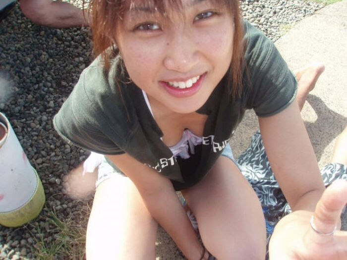 なんて無防備なおっぱい！？胸元からチラッと覗く谷間が色っぽい素人の胸チラ画像 2th image