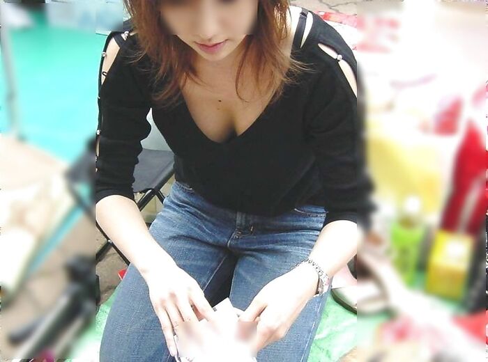 なんて無防備なおっぱい！？胸元からチラッと覗く谷間が色っぽい素人の胸チラ画像 24th image
