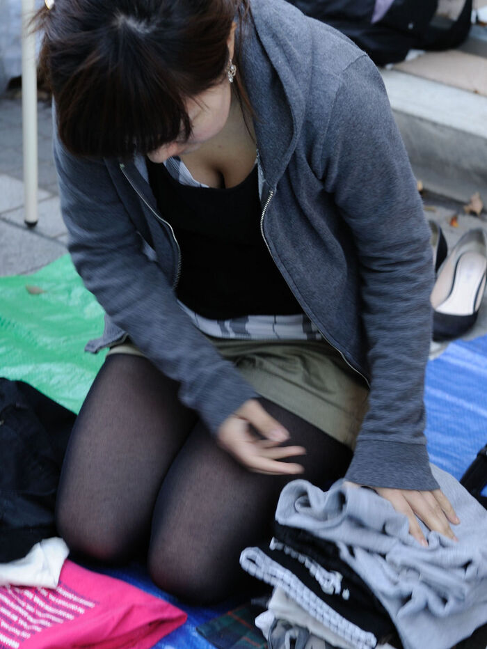 なんて無防備なおっぱい！？胸元からチラッと覗く谷間が色っぽい素人の胸チラ画像 25th image