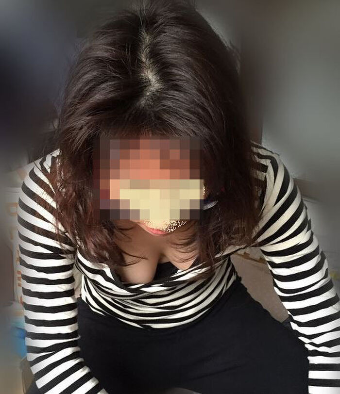 なんて無防備なおっぱい！？胸元からチラッと覗く谷間が色っぽい素人の胸チラ画像 3th image