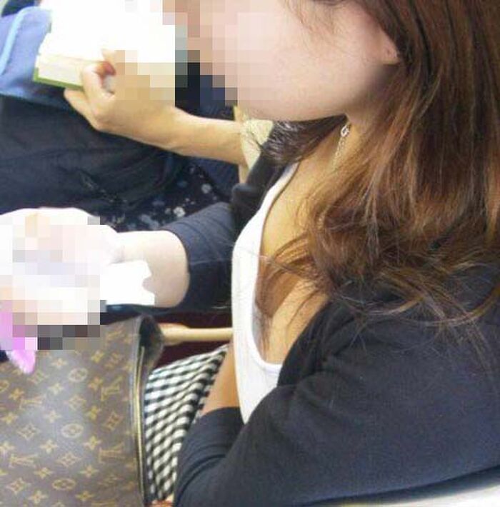 なんて無防備なおっぱい！？胸元からチラッと覗く谷間が色っぽい素人の胸チラ画像 4th image