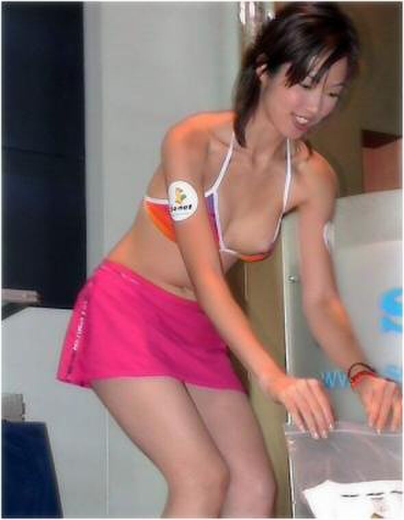 こんなラッキーに遭遇したら1日シコれる！キャンギャルやRQのお姉さんのエッチなハプニング画像 14th image