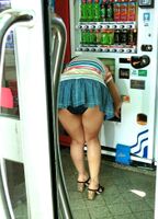 Girls in miniskirts inadvertently panchira! Happening erotic images that show unconsciously in front of a vending machine