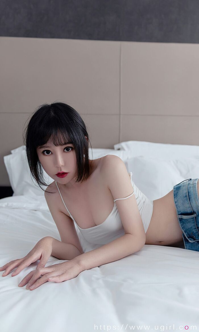 [Ugirls爱尤物]No.2571_模特夏瑶私房性感白色吊带衣配牛仔超短裤秀完美身材诱惑写真35P 10th image