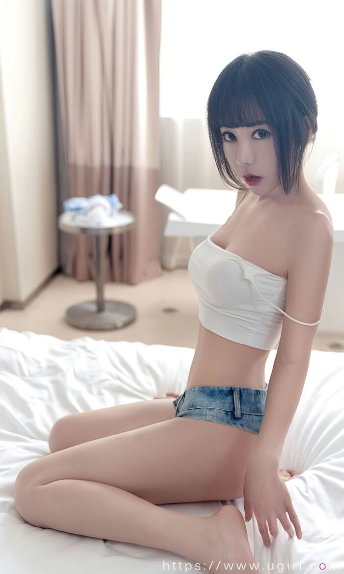 [Ugirls爱尤物]No.2571_模特夏瑶私房性感白色吊带衣配牛仔超短裤秀完美身材诱惑写真35P 7th image