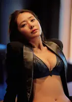 [82 high-quality erotic images of Kairai Shirahase] Semi-nude swimsuit gravure of a beautiful bodyboarder