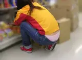 The buttocks of the female clerk at work are erotic ... Panty shot image above the waist that you don't notice even though you can see it