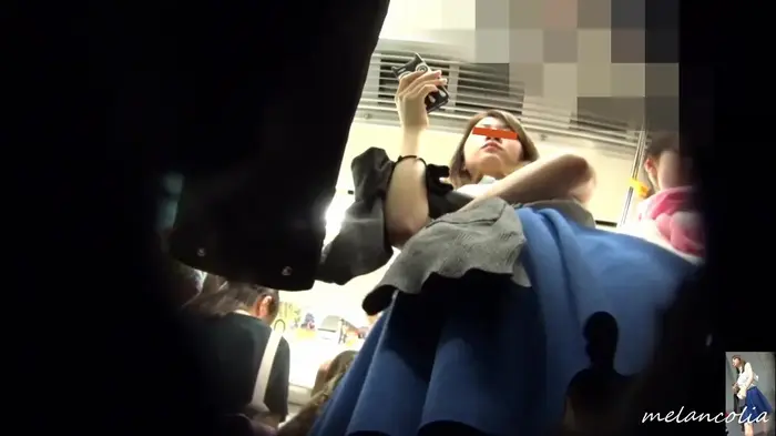 [upskirt1444 upside-down shooting older sister] Panty shot video that enjoys a close-up of the white satin P of a slender sister who is quite beautiful 15th image