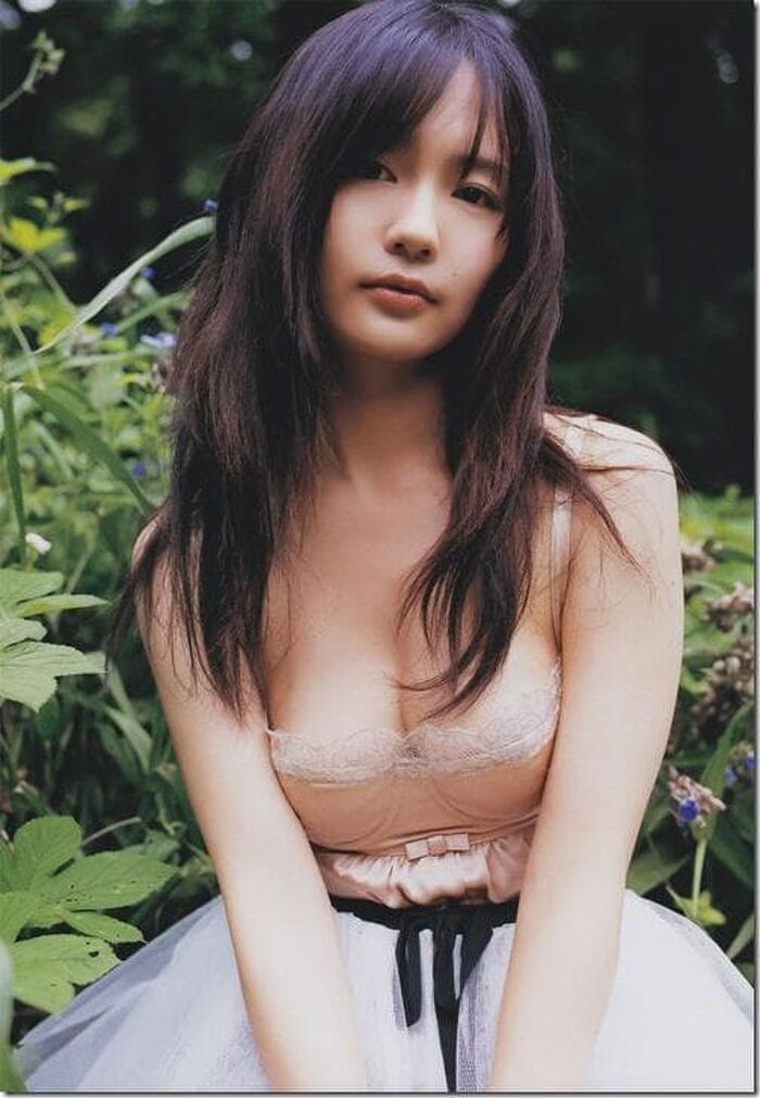 【画像】この時期の人妻、タンクトップ1枚でエロすぎるwwwww 5th image