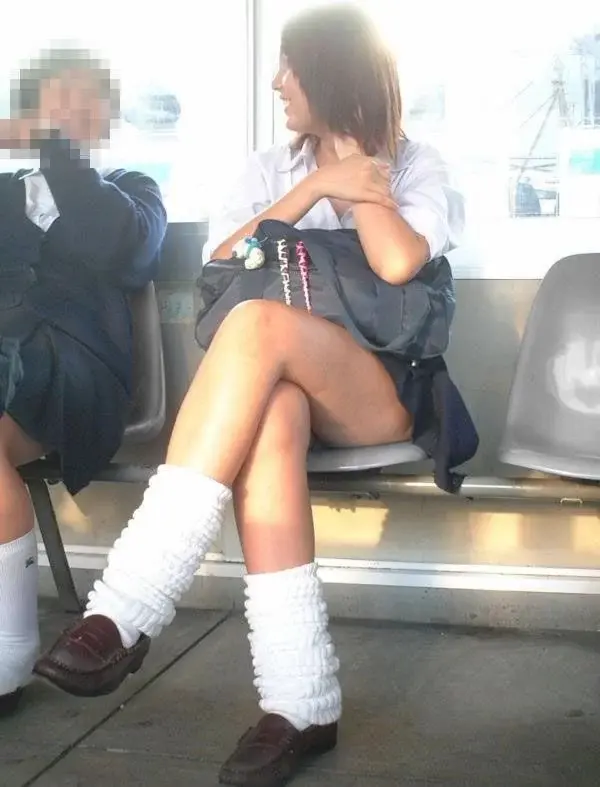 Erotic images of beautiful legs with naughty thighs of high school girls who are crossing their legs even though they are in miniskirts 15th image