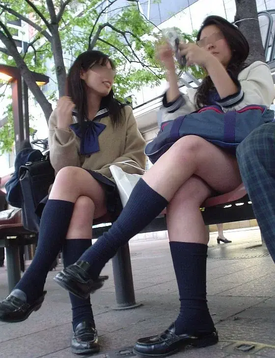 Erotic images of beautiful legs with naughty thighs of high school girls who are crossing their legs even though they are in miniskirts 18th image
