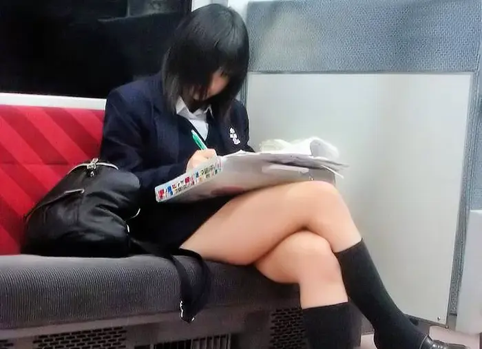 Erotic images of beautiful legs with naughty thighs of high school girls who are crossing their legs even though they are in miniskirts 19th image