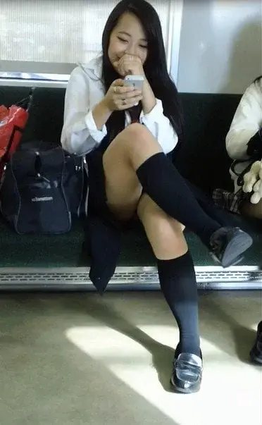 Erotic images of beautiful legs with naughty thighs of high school girls who are crossing their legs even though they are in miniskirts 25th image