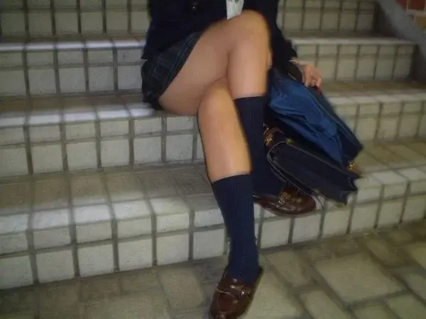 Erotic images of beautiful legs with naughty thighs of high school girls who are crossing their legs even though they are in miniskirts 6th image