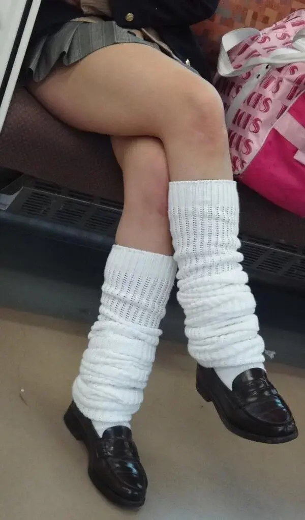 Erotic images of beautiful legs with naughty thighs of high school girls who are crossing their legs even though they are in miniskirts 9th image