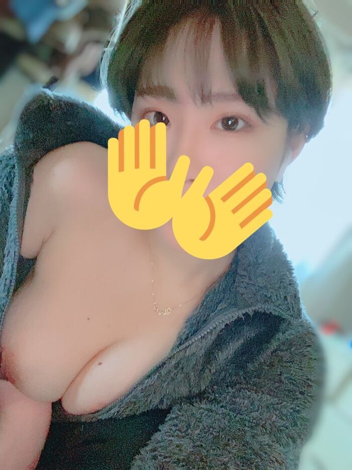 Virgin office lady is plump rocket boobs bare shaved nude selfie 5th image