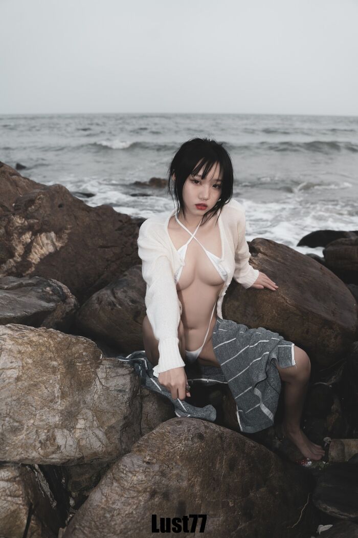 Anime blogger Qiqi has to behave herself in the Reef Coast theme outdoor sexy white bikini bikini showcase, seductive figure photo shoot 52P 5th image
