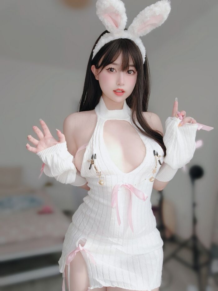Coser妹子女主K白丝兔女郎主题性感白色情趣服饰配白丝吊袜秀完美身材诱惑写真102P 2th image
