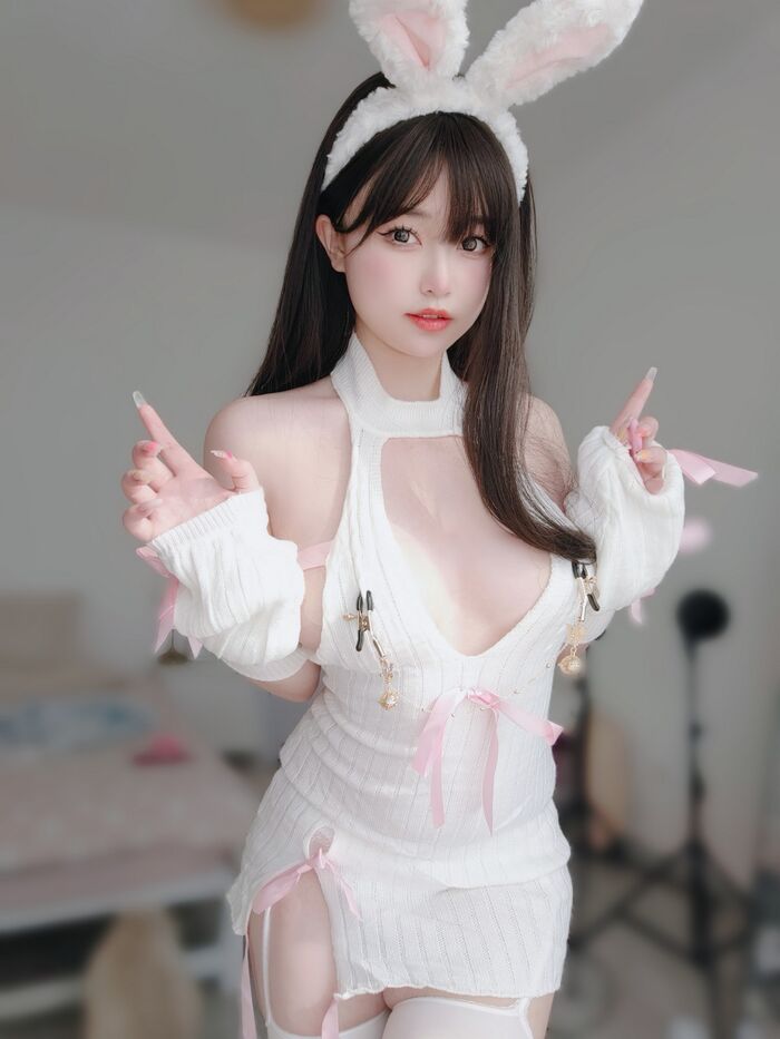 Coser妹子女主K白丝兔女郎主题性感白色情趣服饰配白丝吊袜秀完美身材诱惑写真102P 3th image