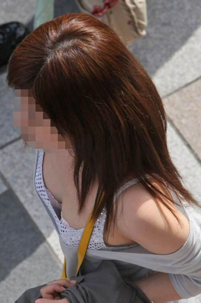 Girls in summer clothes flicker boobs ... Breast chiller erotic image seen in sexy cleavage 10th image