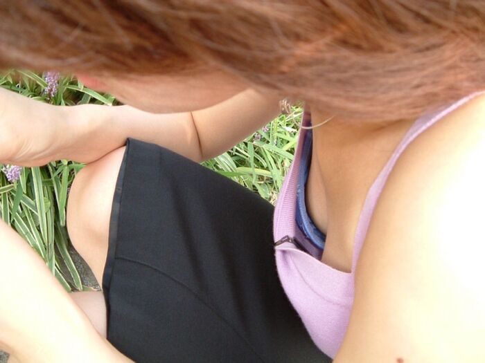 Girls in summer clothes flicker boobs ... Breast chiller erotic image seen in sexy cleavage 11th image