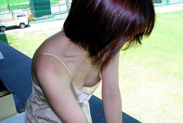 Girls in summer clothes flicker boobs ... Breast chiller erotic image seen in sexy cleavage 12th image