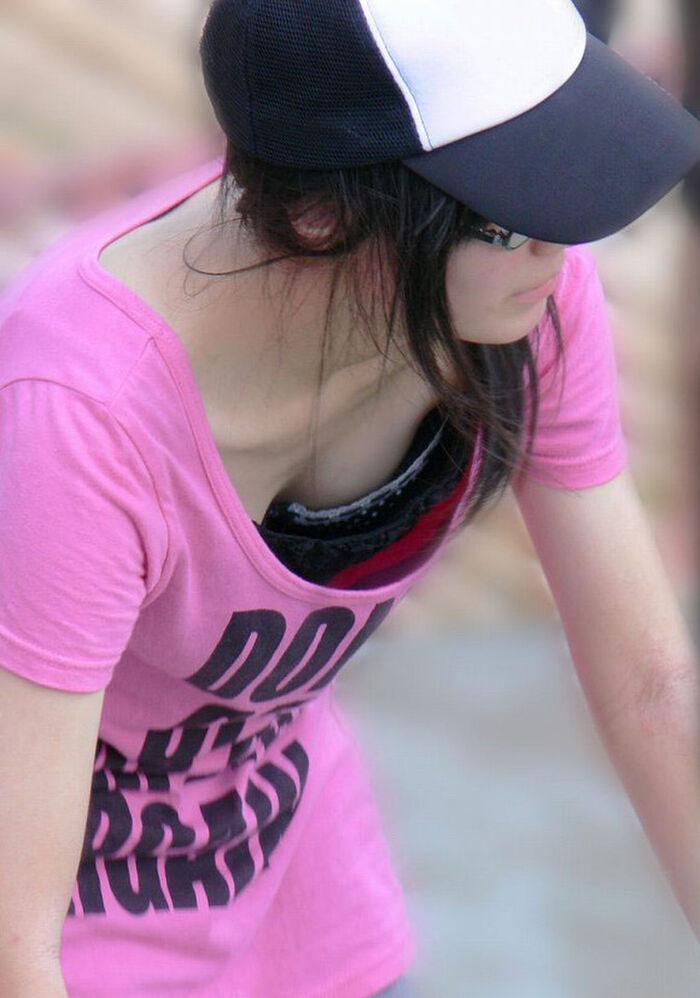 Girls in summer clothes flicker boobs ... Breast chiller erotic image seen in sexy cleavage 14th image