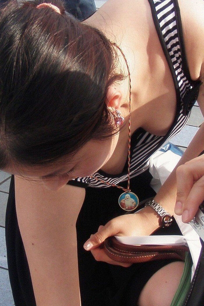 Girls in summer clothes flicker boobs ... Breast chiller erotic image seen in sexy cleavage 19th image
