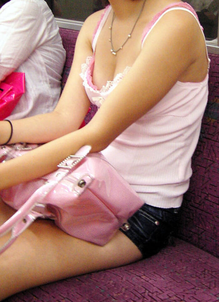 Girls in summer clothes flicker boobs ... Breast chiller erotic image seen in sexy cleavage 20th image