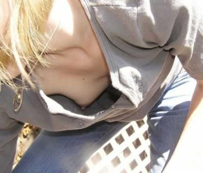 Girls in summer clothes flicker boobs ... Breast chiller erotic image seen in sexy cleavage 24th image