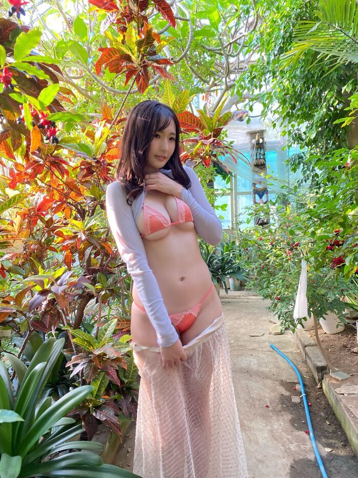 Azusa Fujita (26) shows off her hand-bra semi-nude in the 1st photo book 22th image