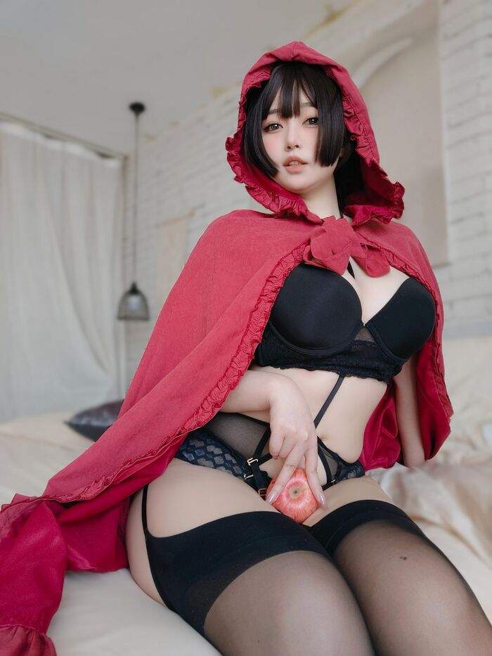 Coser妹子女主K小红帽和红苹果主题私房性感黑色内衣配黑丝吊袜完美诱惑写真86P 37th image