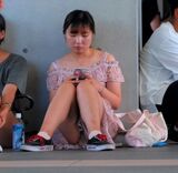 【すわりパンチラ】公衆の面前でパンチラを晒す女が撮影されるwwwwww