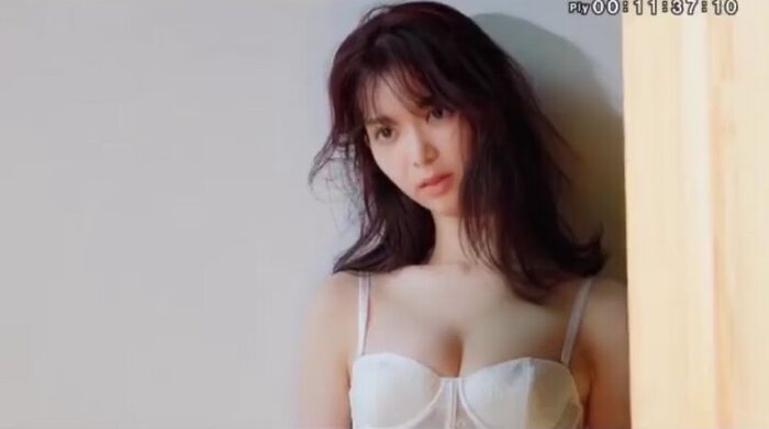 【画像】元櫻坂46が脱いだ！松平璃子、ブラジャー半脱ぎのランジェリー姿がエッチすぎるwwwwwwwww 33th image
