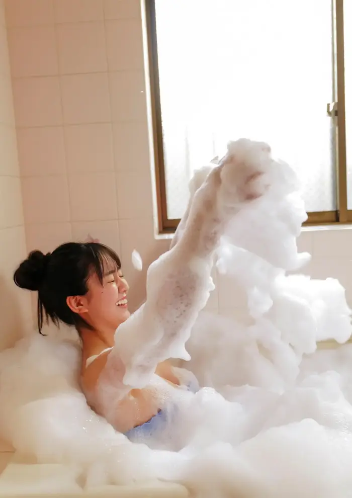 【豊田ルナ15】挑発的な眼差しと大胆なポージングで腰回りとお尻のエロさが際立つ20歳の妖艶さが漂うグラビア画像⑤ 11th image