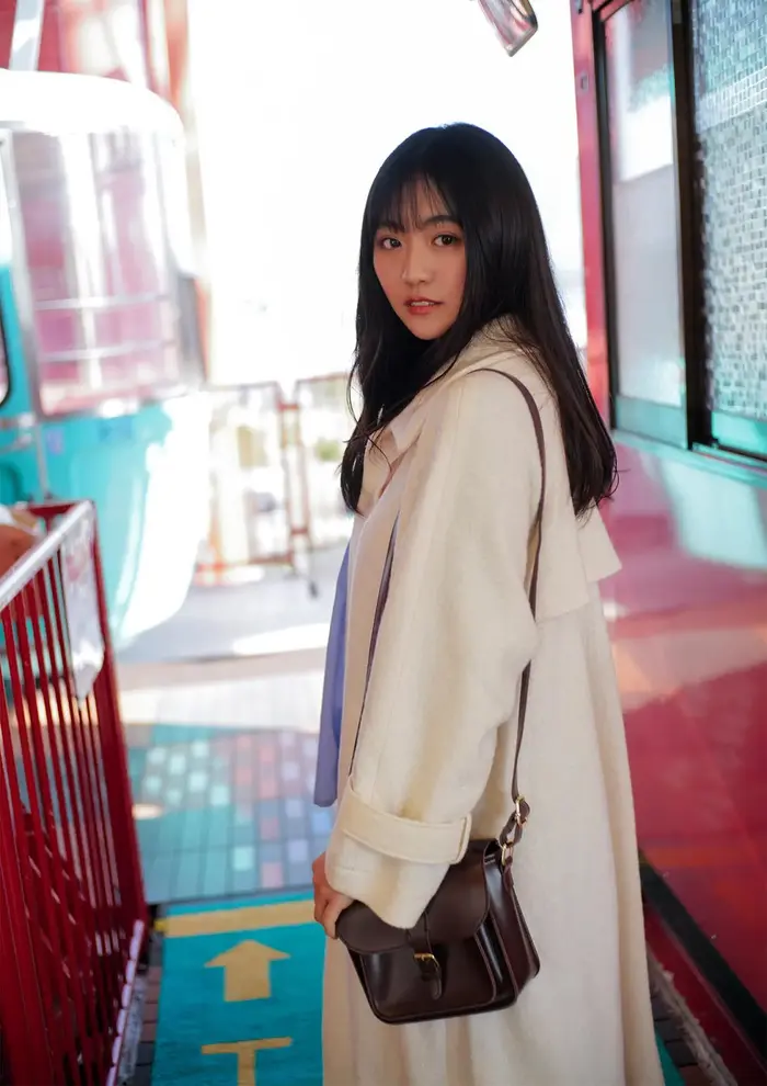 【豊田ルナ15】挑発的な眼差しと大胆なポージングで腰回りとお尻のエロさが際立つ20歳の妖艶さが漂うグラビア画像⑤ 15th image