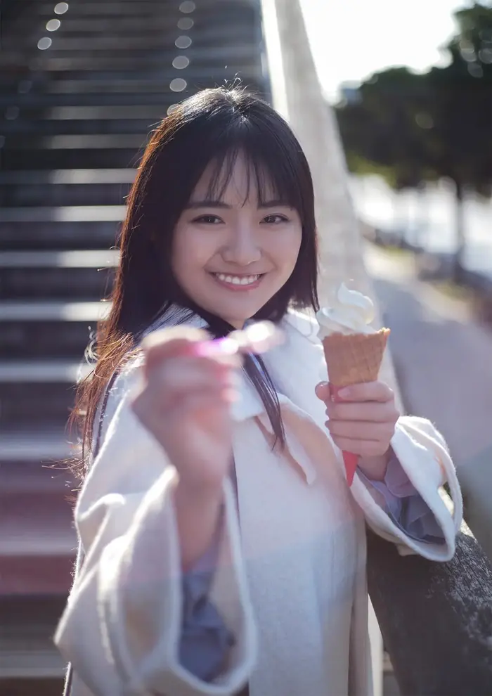 【豊田ルナ15】挑発的な眼差しと大胆なポージングで腰回りとお尻のエロさが際立つ20歳の妖艶さが漂うグラビア画像⑤ 18th image