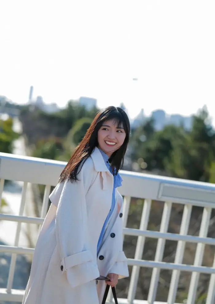 【豊田ルナ15】挑発的な眼差しと大胆なポージングで腰回りとお尻のエロさが際立つ20歳の妖艶さが漂うグラビア画像⑤ 19th image
