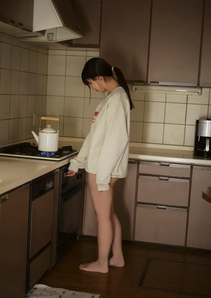 【豊田ルナ15】挑発的な眼差しと大胆なポージングで腰回りとお尻のエロさが際立つ20歳の妖艶さが漂うグラビア画像⑤ 25th image