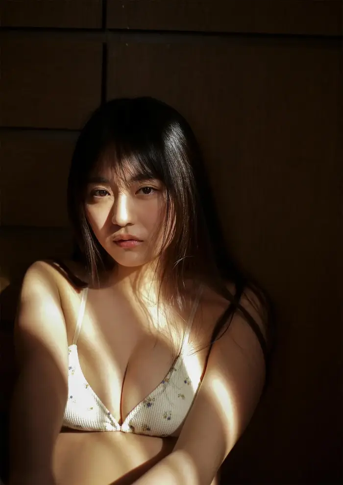 【豊田ルナ15】挑発的な眼差しと大胆なポージングで腰回りとお尻のエロさが際立つ20歳の妖艶さが漂うグラビア画像⑤ 30th image
