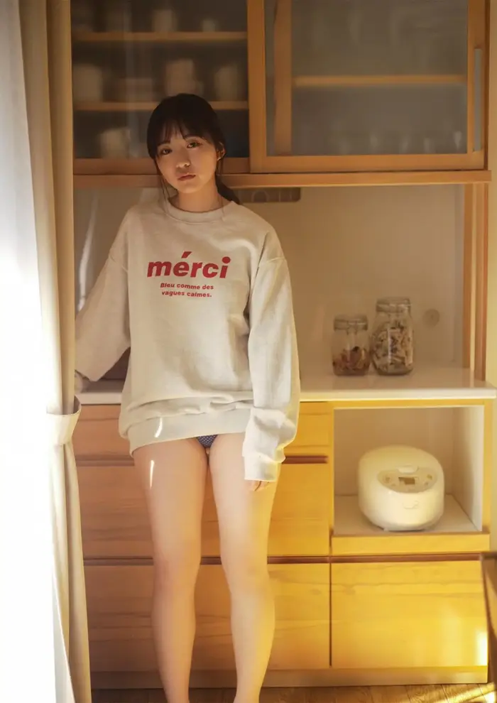 【豊田ルナ15】挑発的な眼差しと大胆なポージングで腰回りとお尻のエロさが際立つ20歳の妖艶さが漂うグラビア画像⑤ 31th image