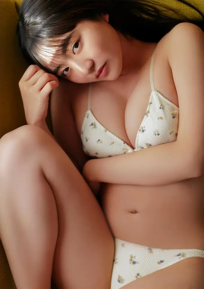 【豊田ルナ15】挑発的な眼差しと大胆なポージングで腰回りとお尻のエロさが際立つ20歳の妖艶さが漂うグラビア画像⑤ 5th image