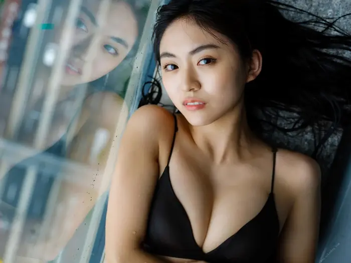 【豊田ルナ15】挑発的な眼差しと大胆なポージングで腰回りとお尻のエロさが際立つ20歳の妖艶さが漂うグラビア画像⑤ 50th image
