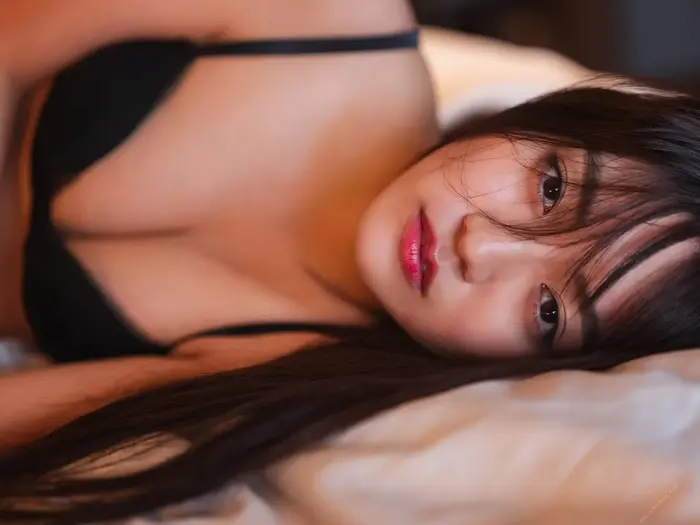 【豊田ルナ15】挑発的な眼差しと大胆なポージングで腰回りとお尻のエロさが際立つ20歳の妖艶さが漂うグラビア画像⑤ 59th image