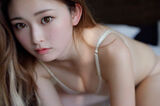 [Yu Chami] White bikini bending forward to show off a dazzling cleavage [Model] AV actress