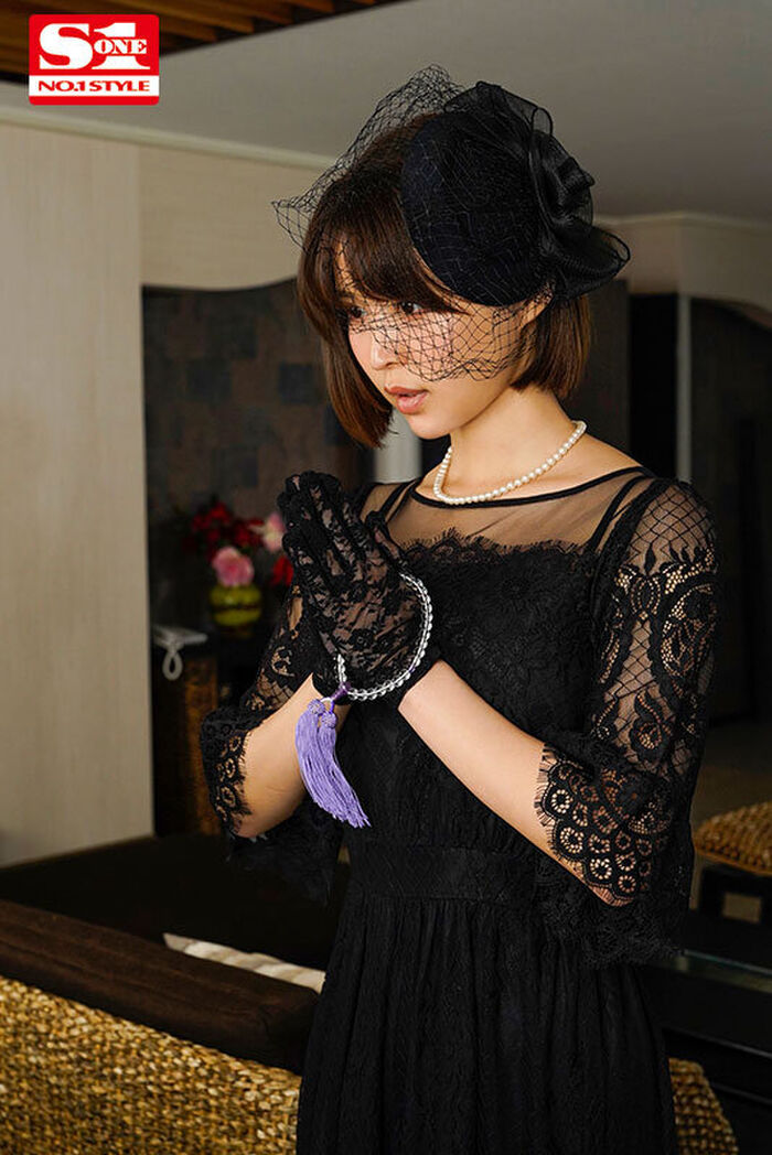 Veteran AV actress Tsukasa Aoi (32) Gets in mourning clothes due to the debt of her deceased husband www 7th image