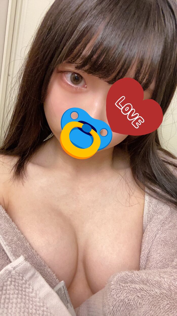 A delicate 18-year-old girl takes off her JK uniform and takes a nasty shaved nude masturbation selfie 6th image