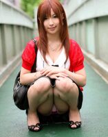 もっこりしたマン肉が卑猥…しゃがみこんだ女の子が笑顔で見せてくれるパンティエロ画像